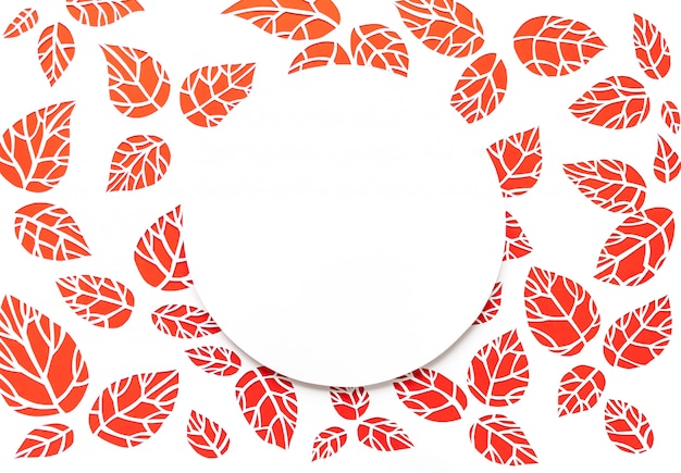 Photo cadre rond avec des feuilles de fond blanc, rouge. feuilles découpées dans du papier