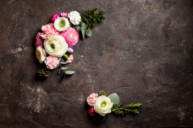 Cadre rond floral avec branches et feuilles d'eucalyptus, fleurs plates, vue de dessus avec espace de copie