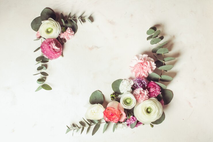 Photo cadre rond floral avec branches et feuilles d'eucalyptus, fleurs plates, vue de dessus avec espace de copie