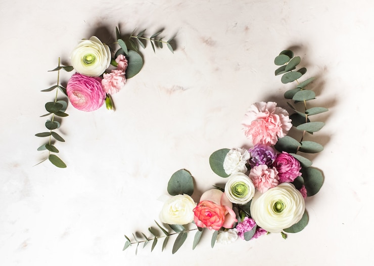 Photo cadre rond floral avec branches et feuilles d'eucalyptus, fleurs plates, vue de dessus avec espace de copie