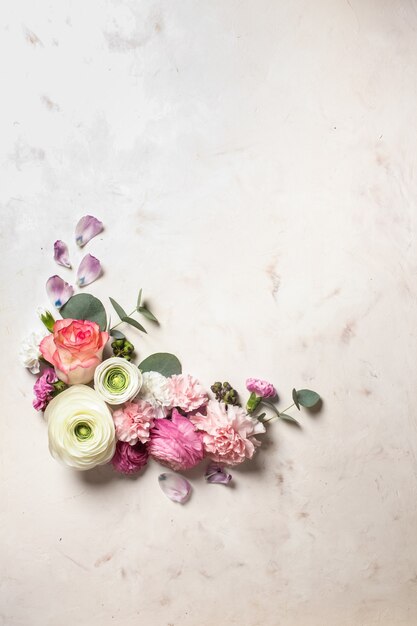 Cadre rond floral avec branches et feuilles d'eucalyptus, fleurs plates, vue de dessus avec espace de copie