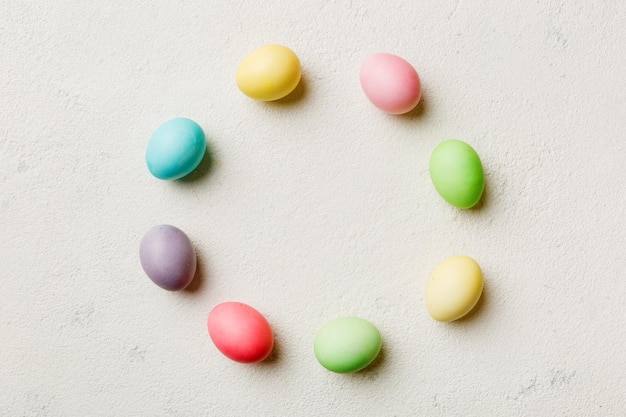 Cadre rond Oeufs de Pâques multicolores sur fond coloré Oeufs de Pâques de couleur pastel concept de vacances avec un espace vide pour votre conception