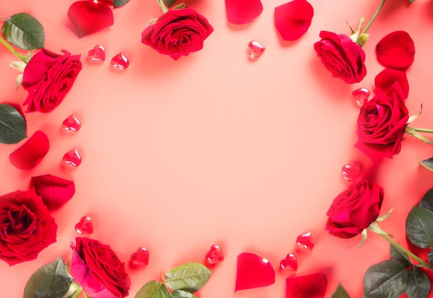Cadre de roses rouges et coeur sur fond rose Vue de dessus Espace de copie Concept de la Saint-Valentin