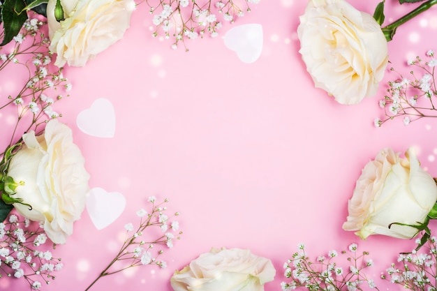 Cadre Saint Valentin avec des fleurs blanches sur rose