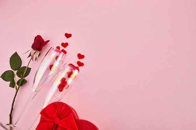 Cadre de la saint-valentin avec des lunettes et un cadeau sur fond gris vue d'en haut de l'espace de copie