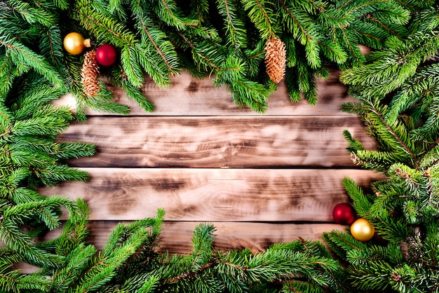 Cadre de sapin de Noël sur bois naturel