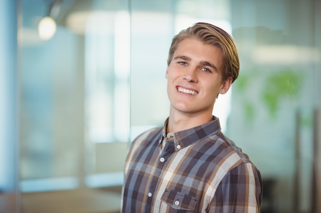 Cadre souriant au bureau