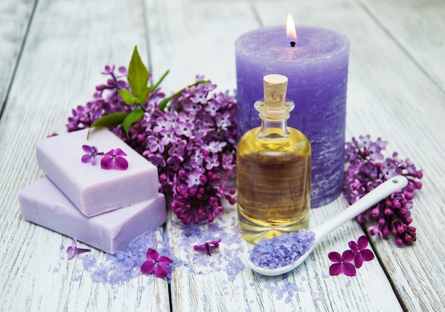 Cadre de spa avec des fleurs lilas