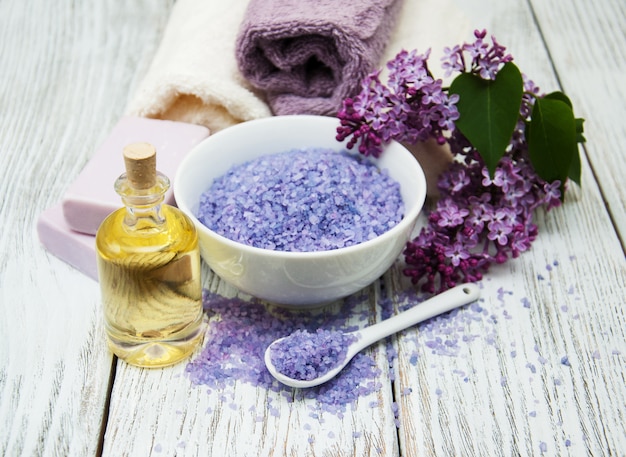 Cadre de spa avec des fleurs lilas