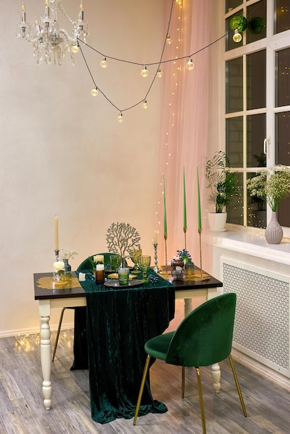 Cadre de table de dîner romantique avec des lumières festives