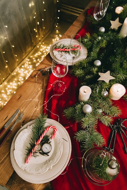 Cadre de table élégant avec des bougies allumées et des décorations de Noël