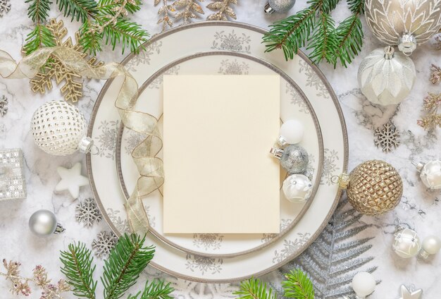 Cadre de table de fête argenté et doré avec ornements de branches de sapin et vue de dessus de carte