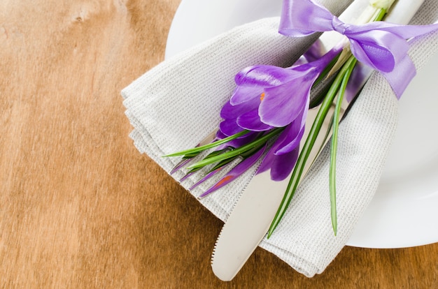 Cadre de table de fête au printemps avec fleurs fraîches.