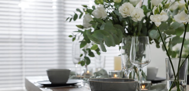 Cadre de table de fête avec une belle vaisselle et un décor à l'intérieur Design de bannière