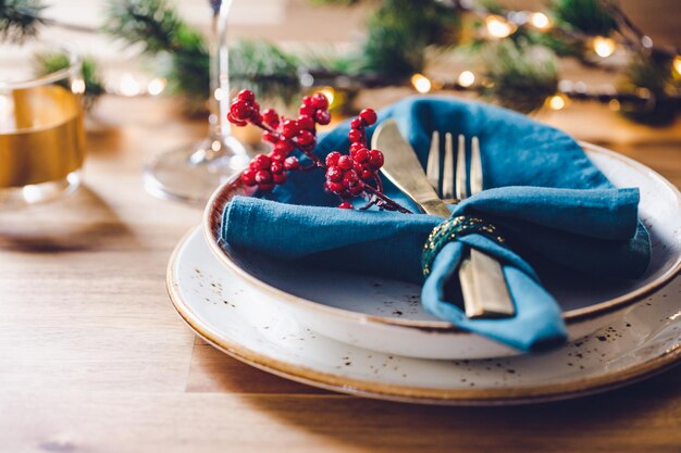 Cadre de table de fête avec décor d'hiver Le concept de Thanksgiving ou de dîner en famille de Noël