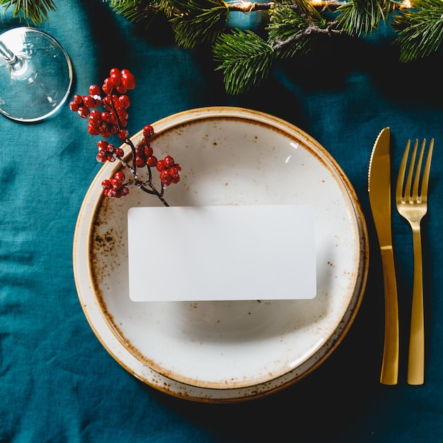 Cadre de table de fête avec décor d'hiver et maquette Le concept de Thanksgiving ou de dîner en famille de Noël