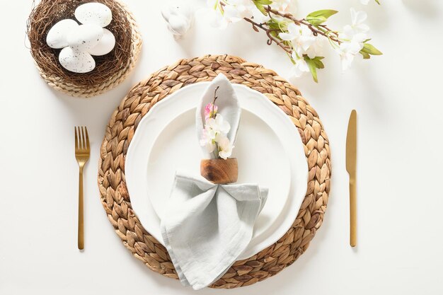 Cadre de table de fête de pâques au printemps avec lapin blanc d'oeuf brun bio et fleurs de fleurs