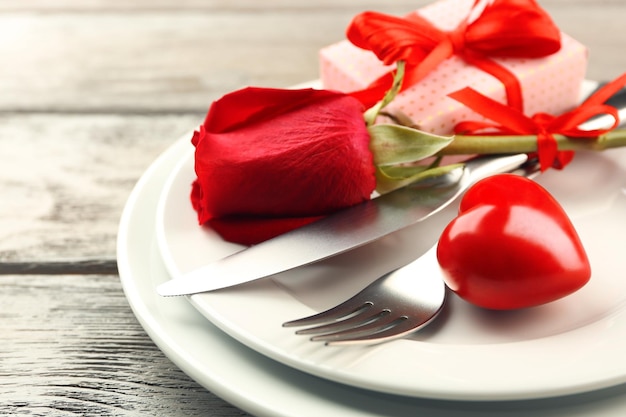 Cadre de table de fête pour la Saint Valentin sur fond de bois