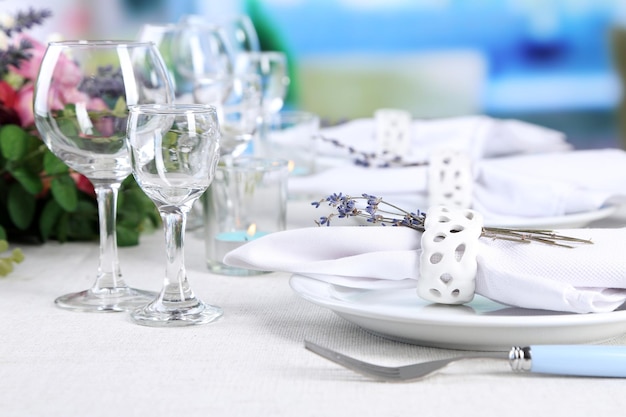 Cadre de table à manger avec des fleurs de lavande sur table sur fond clair concept de mariage lavande