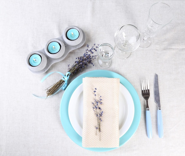 Cadre de table à manger avec des fleurs de lavande sur table sur fond clair