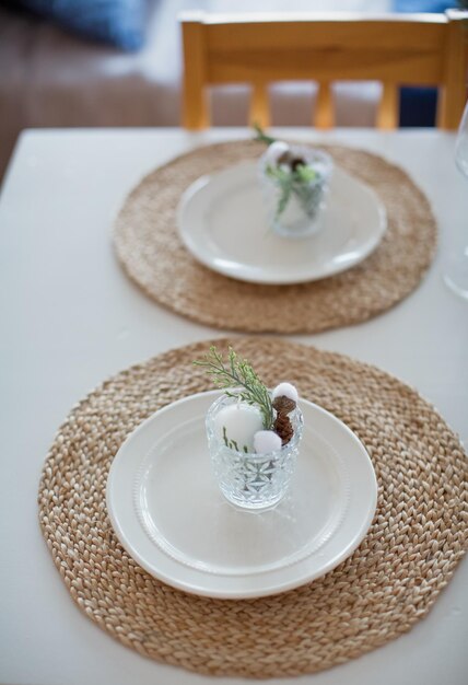 Cadre de table naturel rustique de Noël Assiettes blanches avec des décorations rustiques naturelles