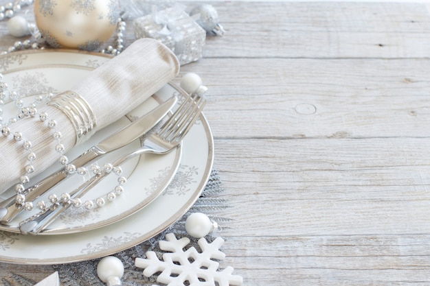 Cadre de table de Noël argent et crème avec décorations de Noël