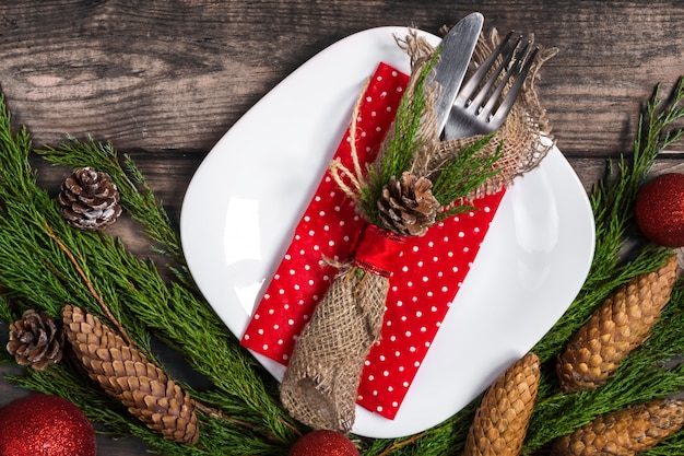 Cadre de table de Noël avec assiette, couverts et décorations