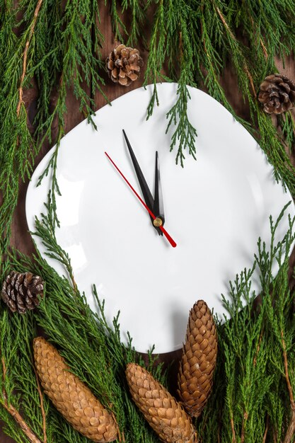 Cadre de table de Noël avec assiette, couverts et décorations