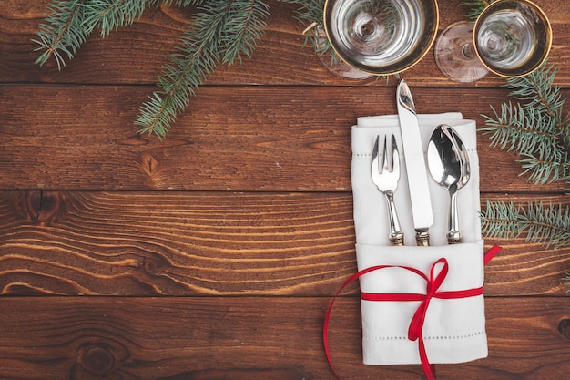 Cadre de table de Noël avec des branches de sapin et vue de dessus de décorations