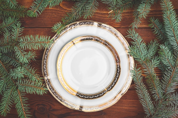 Cadre de table de Noël avec des branches de sapin et vue de dessus de décorations