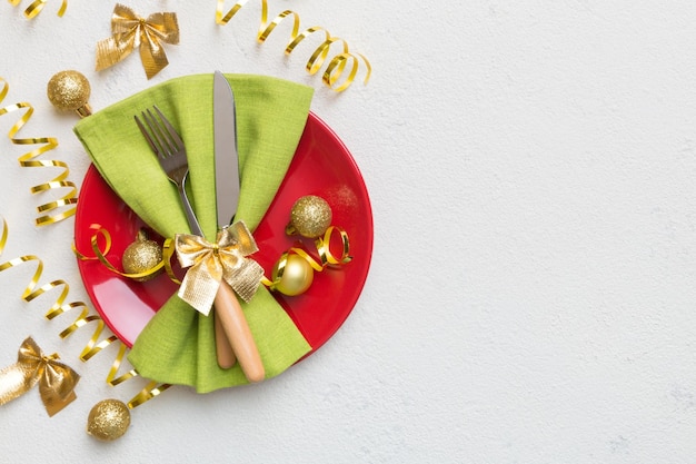Cadre de table de Noël avec décor de Noël et assiettes kine fourchette et cuillère Fond de vacances de Noël Vue de dessus avec espace de copie