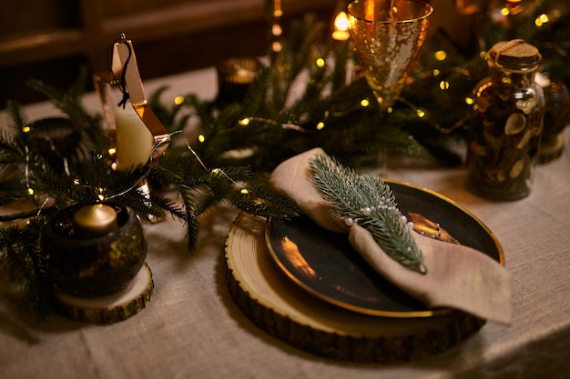 Cadre de table de Noël et décorations de nuit de vacances.