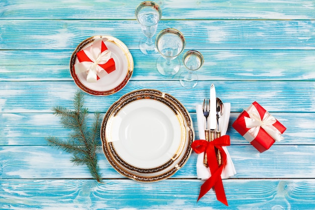 Cadre de table de Noël rouge magnifique avec décorations bouchent