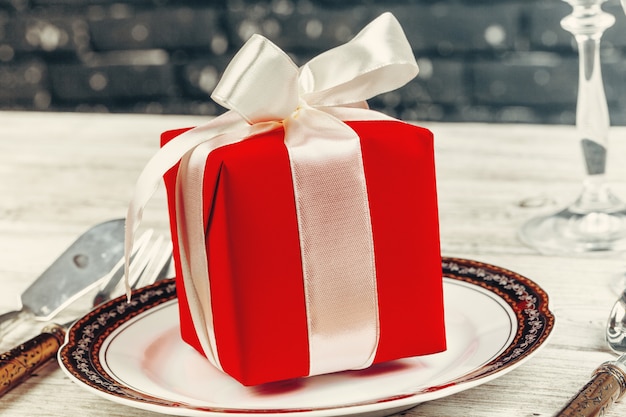 Cadre de table de Noël rouge magnifique avec décorations bouchent