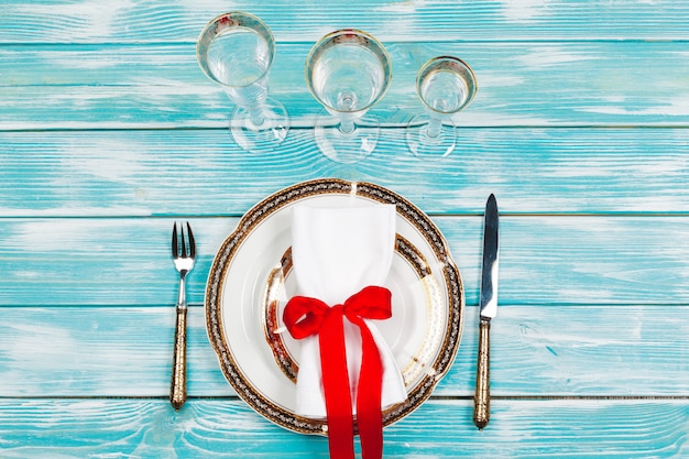 Photo cadre de table de noël rouge magnifique avec décorations bouchent