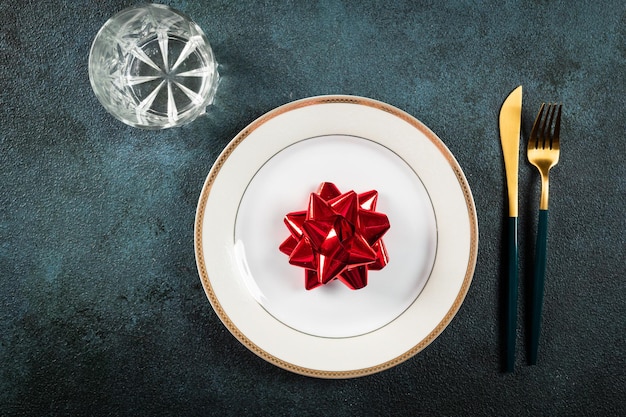 Cadre de table de Noël avec vaisselle moderne et décorations sur fond sombre Vue de dessus Couvert du Nouvel An Vaisselle de Noël avec décorations Couvert de Noël