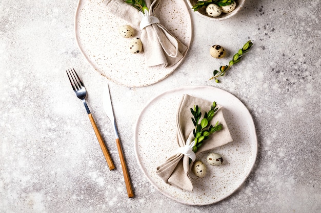 Cadre de table de Pâques sur fond gris.