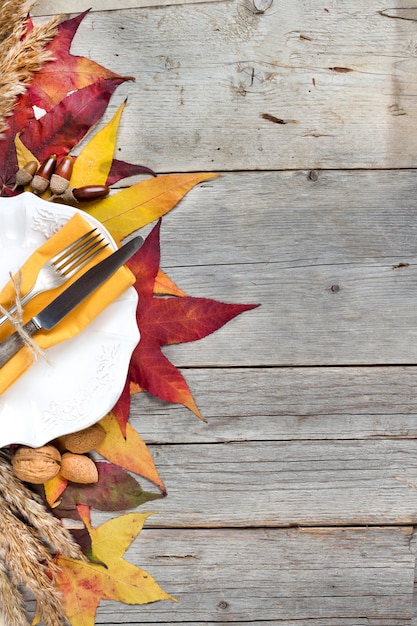 Cadre de table rustique automne avec des noix et des feuilles frontière sur une table en bois avec copie espace vue de dessus