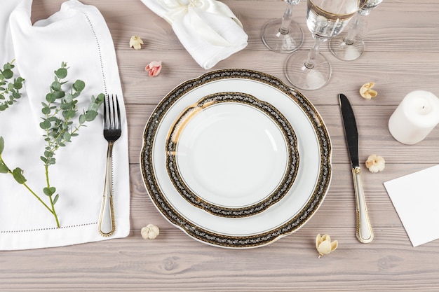 Cadre de table rustique sur une table en bois