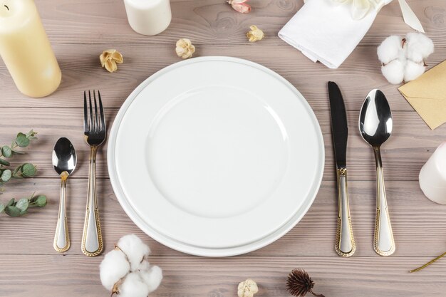 Cadre de table rustique sur une table en bois