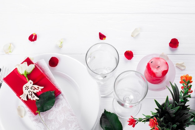 Cadre de table de vacances élégant avec un cadeau ruban rouge