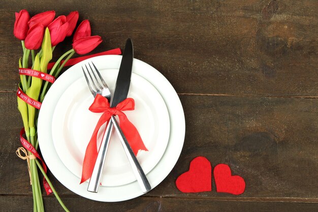 Cadre de table de vacances romantique, sur fond de bois