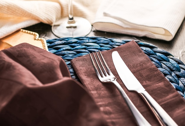 Cadre de table de vacances avec serviette marron et couverts en argent accessoires de style alimentaire ensemble vintage pour la fête de mariage ou la conception de marque de décoration de luxe