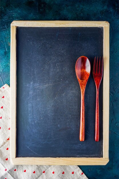 Cadre de tableau de menu sur table à manger avec cuillère et folk