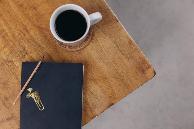 Cadré avec une tasse de café sur une table en bois