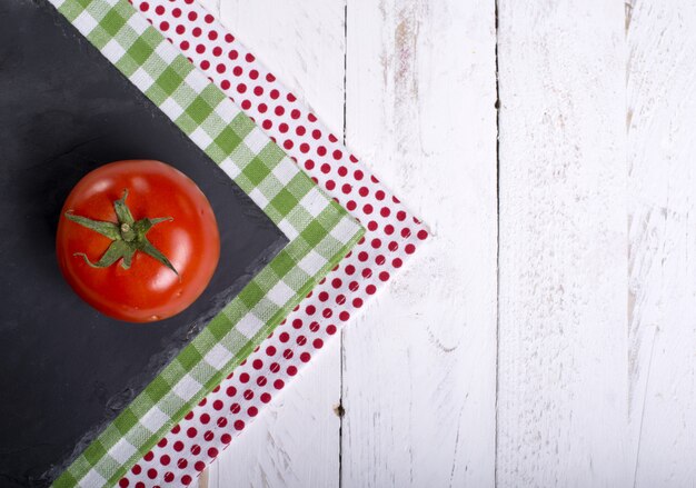 Cadre tomates sur fond en bois blanc