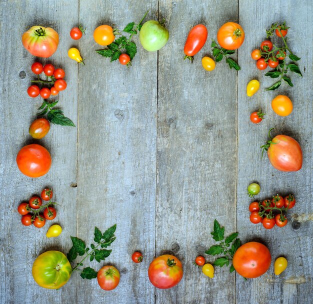 Cadre Tomates Tige Mûres Fraîches Rouges Sur Fond Bois