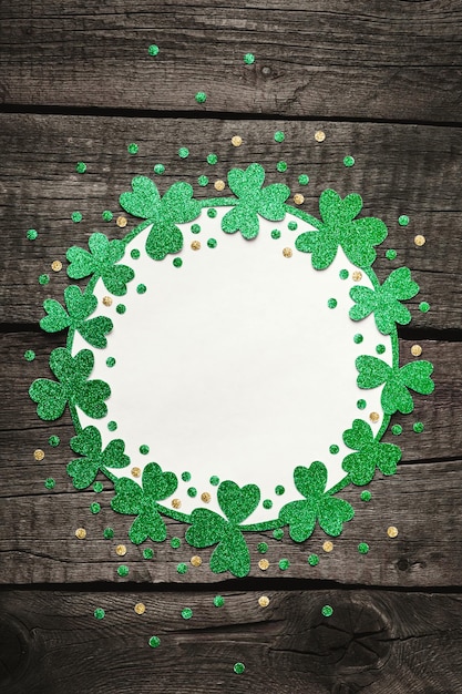 Photo cadre de trèfle et de confettis happy st.patricks day. modèle de carte postale de la saint-patrick.