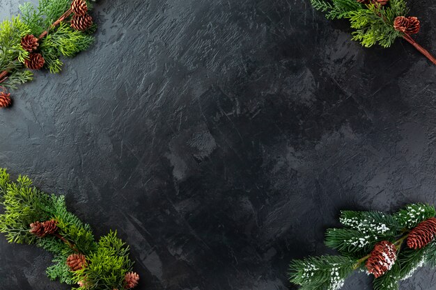 Cadre de vacances de décorations de Noël sur béton stuc foncé