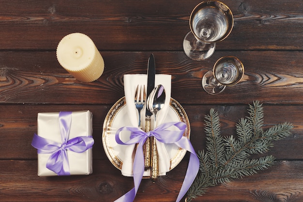 Cadre de vacances sur une table en bois aux couleurs lilas